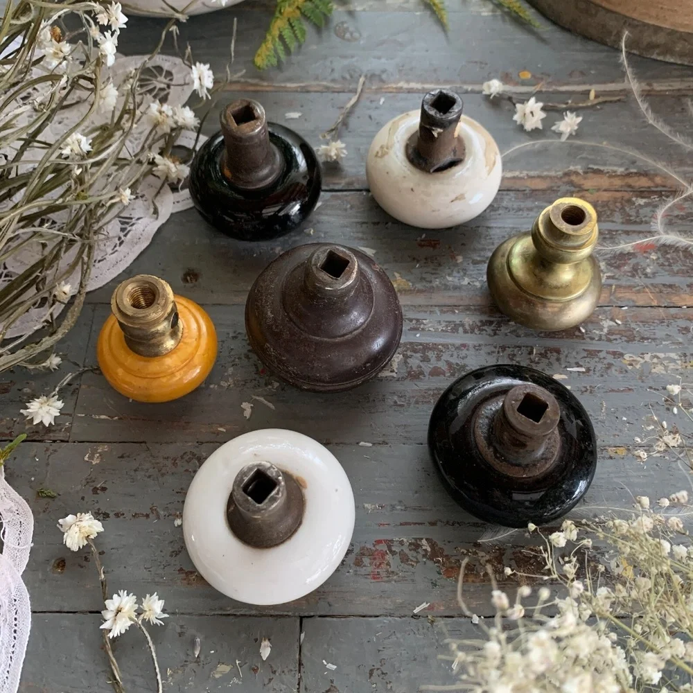 ANTIQUE PORCELAIN & BRASS DOOR KNOBS - Picture 5 of 9